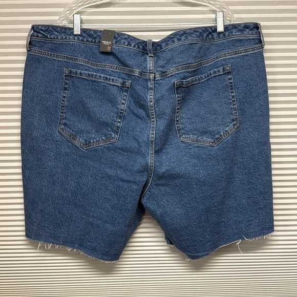 Torrid NWT Relaxed Bermuda Classic Denim Mid Rise Button Fly Raw Hem Jean Shorts - Picture 6 of 12